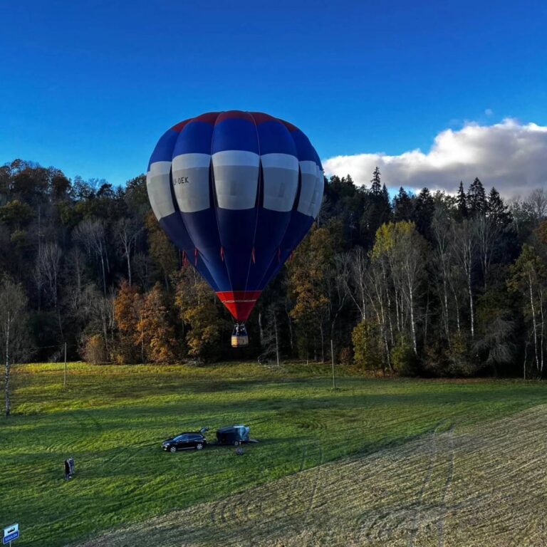 Balons nolaižas pļavā